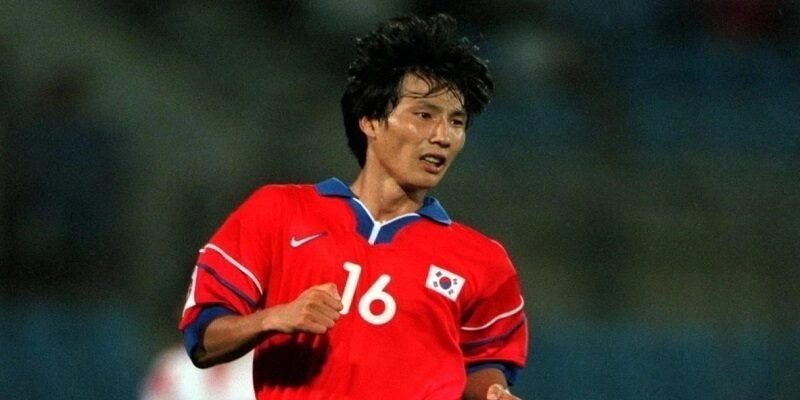 Huấn luyện viên Kim Sang Sik xuất thân từ vị trí tiền vệ 
